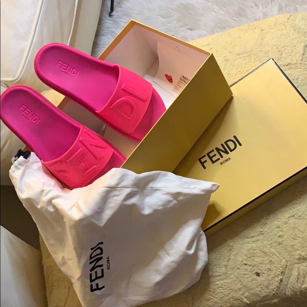 Women fuchsia authentic fendi slides